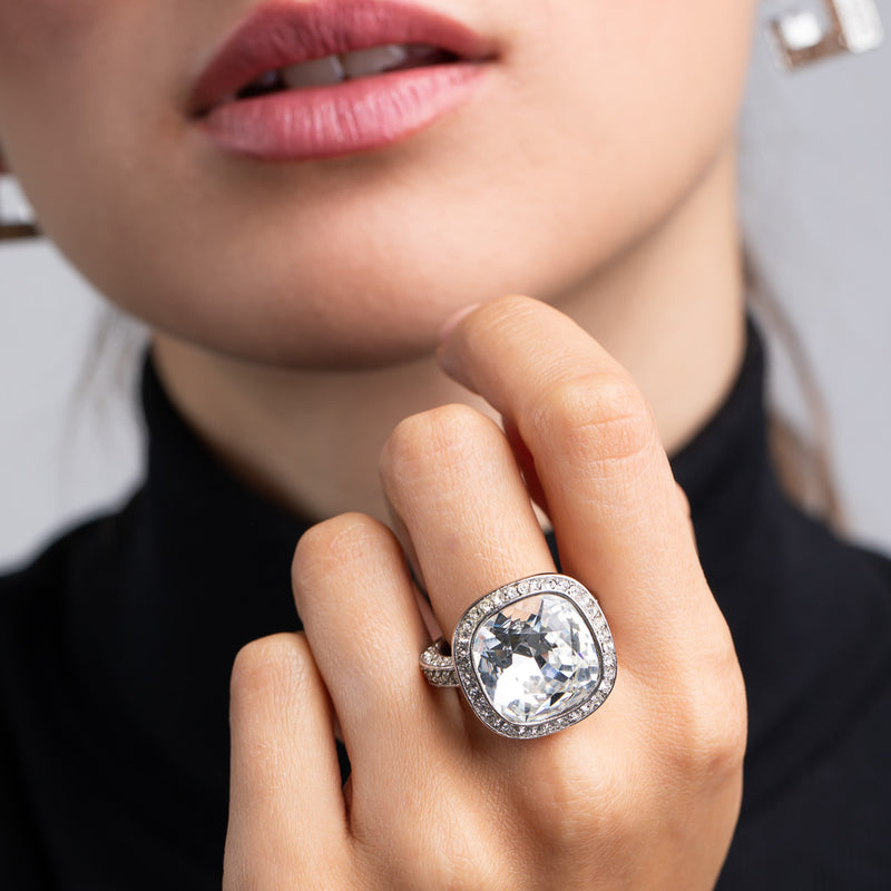 Purchase the High-Quality Swarovski Crystal Engagement Rings | GLAMIRA.com